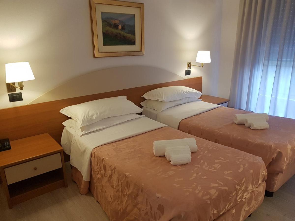 Roero Park Hotel Sommariva Perno Eksteriør billede