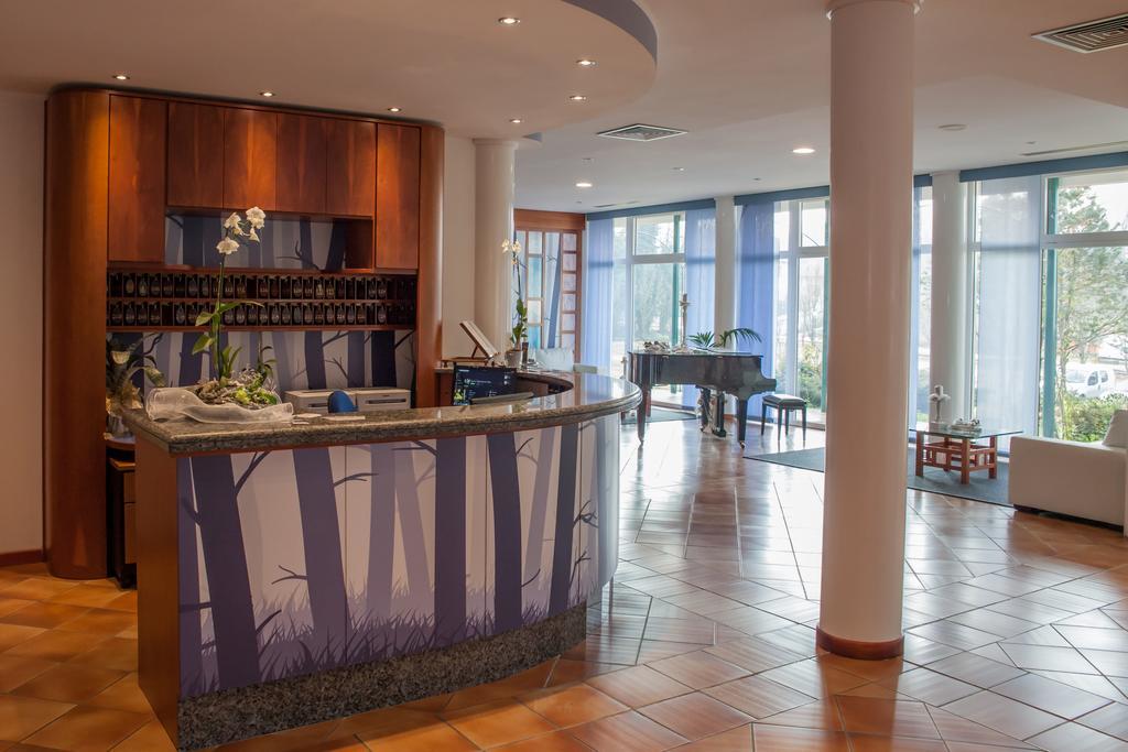 Roero Park Hotel Sommariva Perno Eksteriør billede