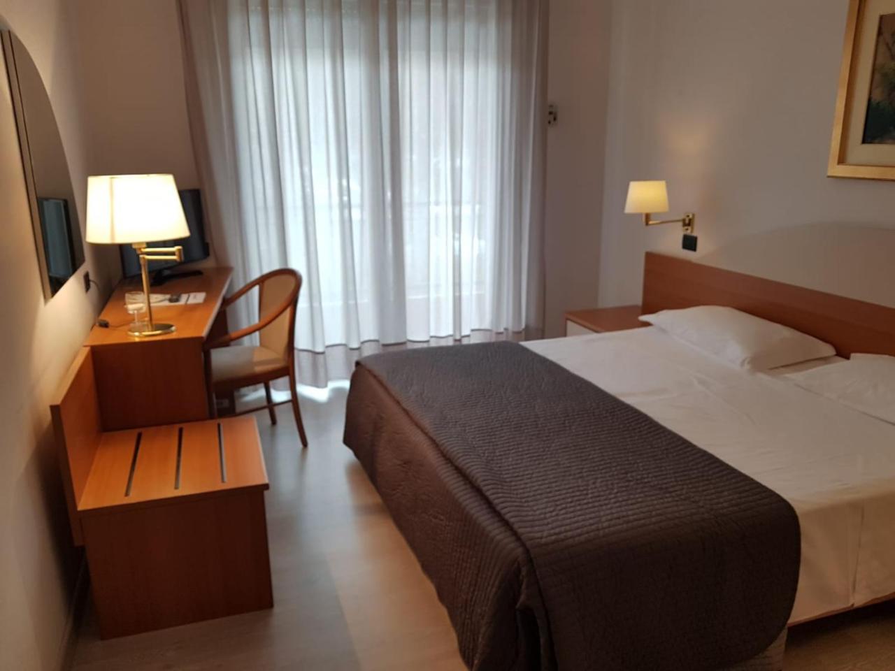 Roero Park Hotel Sommariva Perno Eksteriør billede