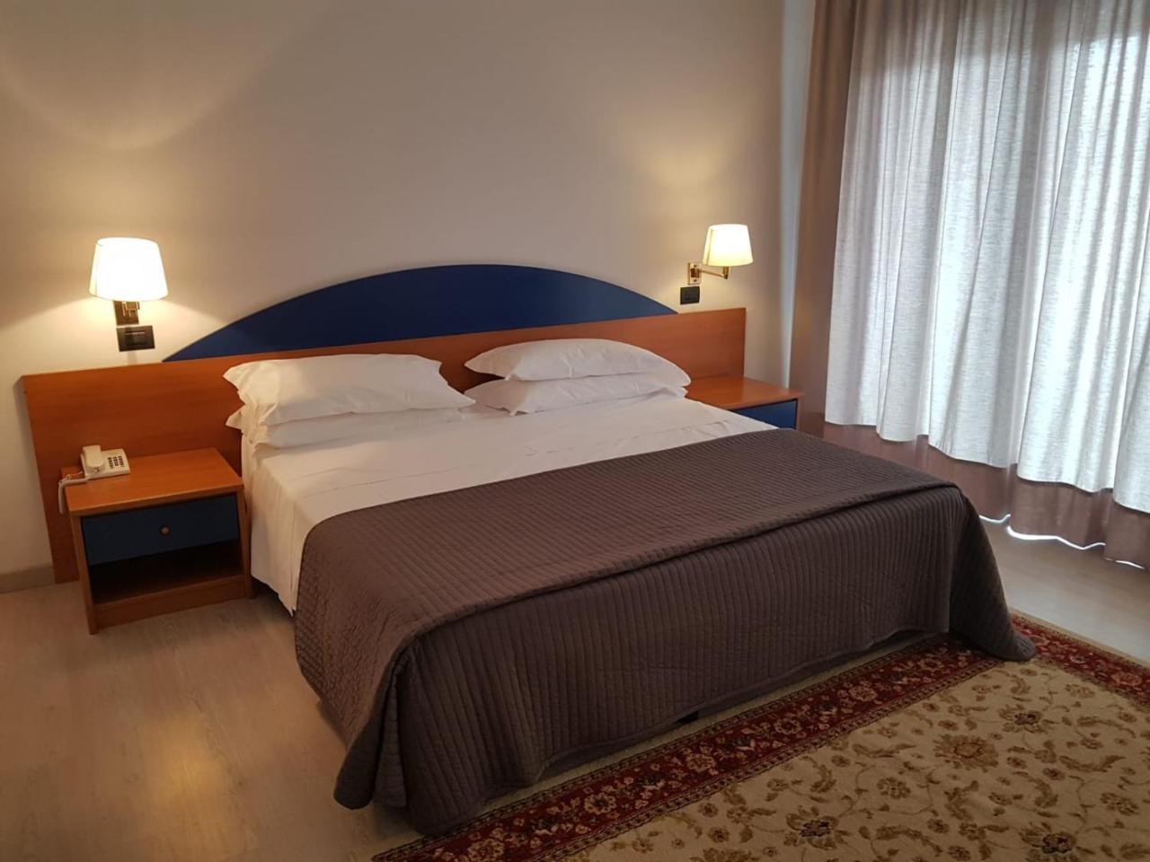 Roero Park Hotel Sommariva Perno Eksteriør billede